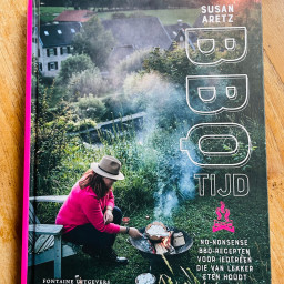 Afleveringplaatje van De Mannen van Smaak afl 12. : steek het vuur maar aan! BBQ met Susan Aretz