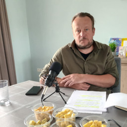 Afleveringplaatje van 23. Toon Verheijen duikt in het bestuursakkoord