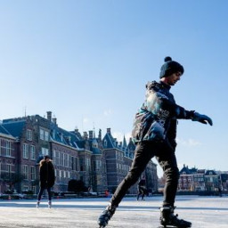 Afleveringplaatje van NieuwNieuws van de dag | 12-02-2021 - IJspret op de Hofvijver