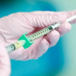Afleveringplaatje van NieuwNieuws van de dag | 10-02-2021 - Het vaccin maakt je gay!