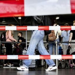 Afleveringplaatje van GeenStijl Daghap | 25-09-2022 - Eindelijk! Schiphol krimpt!