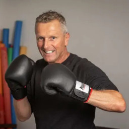 Afleveringplaatje van #60 De Eigen Wijze Podcast met Menno Tuik over hoe we ons weer met elkaar kunnen verbinden.