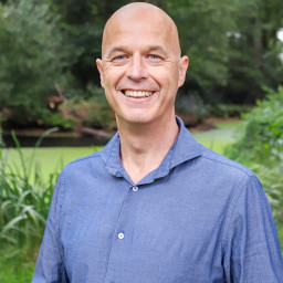 Afleveringplaatje van #58 De Eigen Wijze Podcast met Michaël Steinau over hoe de Zijnsoriëntatie kijkt naar relaties en emoties.