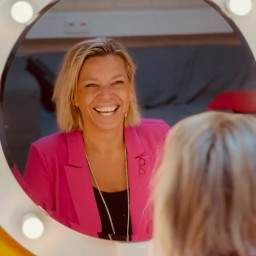 Afleveringplaatje van #53 De Eigenwijze Podcast met Nicole Hanegraaf over onderwijs van binnenuit.
