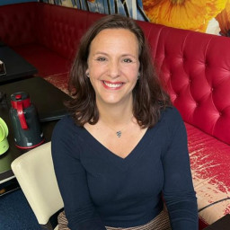 Afleveringplaatje van #50 De Eigen Wijze Podcast met Sabine Hess over Devine Female Power en meer.