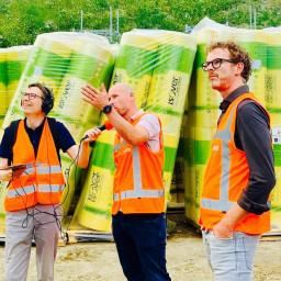 Afleveringplaatje van REPORTAGE – Groningse warmte met zonthermiepark Dorkwerd, met Jelmer Pijlman en Maarten Kral (Novar)