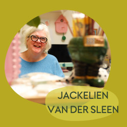 Afleveringplaatje van 124 - "Ik dreef bij mezelf vandaan" met Jackelien van Vrolijke Famkes