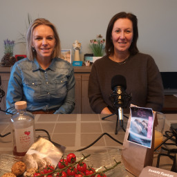 Afleveringplaatje van 26. Dorien Cuylaerts en Ilse Van Den Heuvel wachten in Station Noorderkempen op de trein