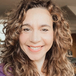 Afleveringplaatje van #54 EWP met Eva Visser Plaza die er met haar kop niet bij kan, terwijl haar hart genoeg weet.