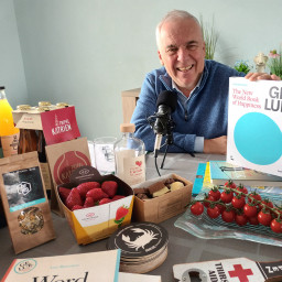 Afleveringplaatje van Leo Bormans aan de schrijftafel met inzichten over geluk