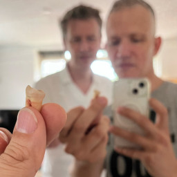 Afleveringplaatje van Pret met pijnstillers