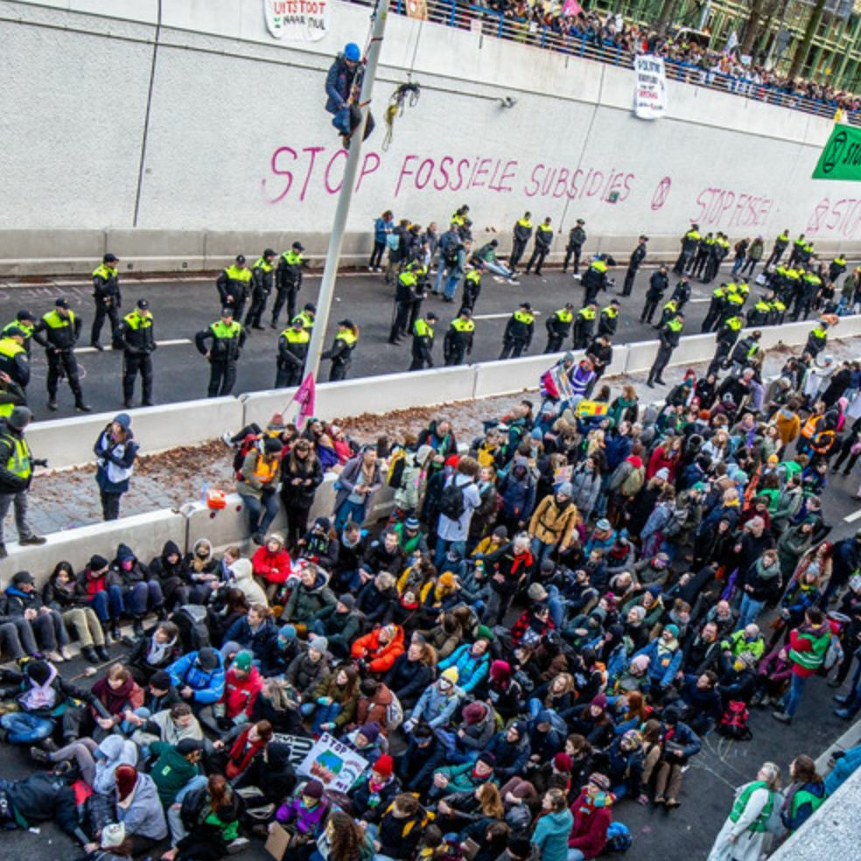 Afleveringplaatje van #52 De Eigen Wijze Podcast met Hester op de Laak van Extinction Rebellion.